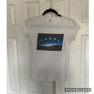 Super cute moon/sunset shirt!